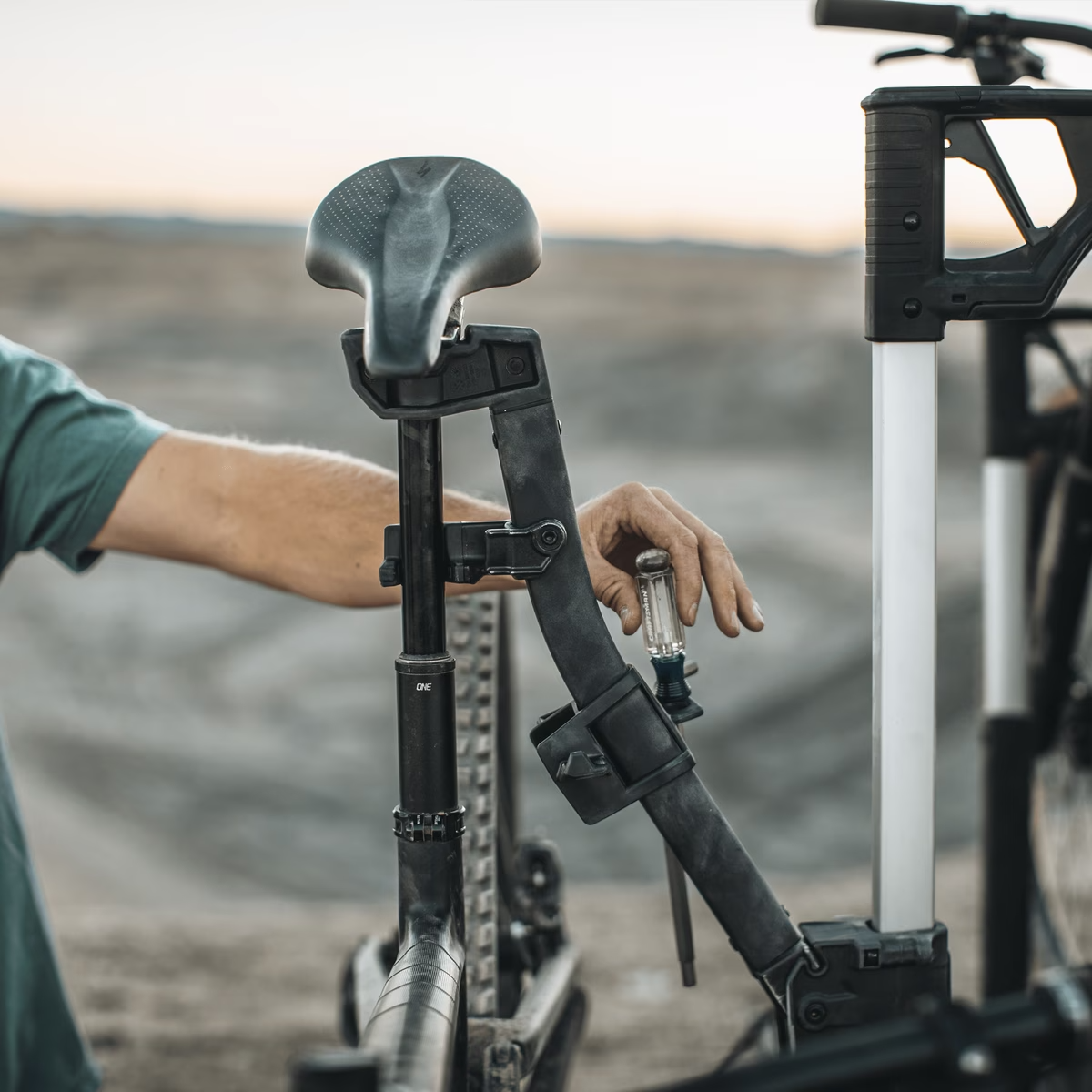 Verse Repair Holder Hitch-Mount Platform Bike Racks